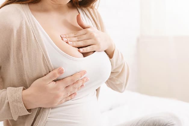 Tình trạng tắc tia sữa gây ra nhiều triệu chứng khiến sản phụ mệt mỏi, khó chịu