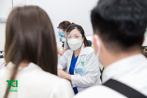 Nếu gặp tình trạng có mủ, bị sốt khi tắc tia sữa mẹ nên đến ngay các cơ sở y tế để thăm khám