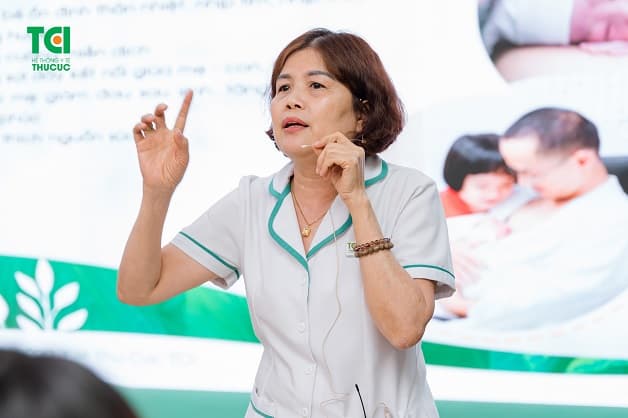 Chuyên gia chăm sóc bà mẹ và trẻ sơ sinh HS Nguyễn Bích Hà