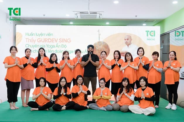 Thầy Phó chủ tich liên đoàn Yoga Châu Á chụp ảnh cùng các mẹ tham dự sự kiện