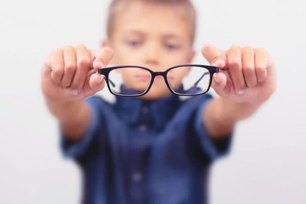 Loạn thị khiến trẻ gặp nhiều khó khăn, bất tiện trong sinh hoạt và học tập