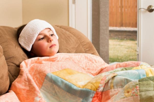 xử lý thế nào khi trẻ bị sốt co giật?