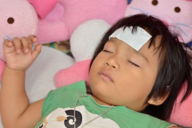 trẻ em bị viêm amidan có dấu hiệu sốt cao