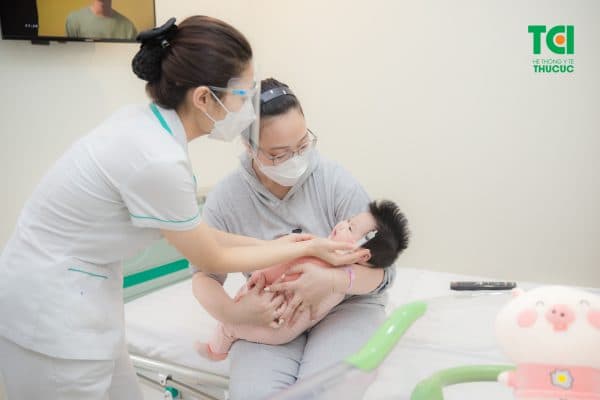 Khi nghi ngờ trẻ bị tiêu chảy, cha mẹ nên đưa con đến cơ sở y tế để đảm bảo điều trị an toàn, hiệu quả