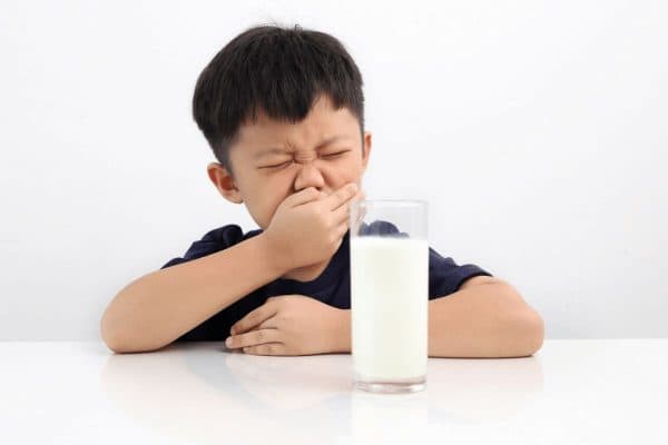 Trẻ không hợp hoặc khó tiêu hóa thành phần protein trong sữa công thức dẫn tới táo bón, rối loạn tiêu hóa