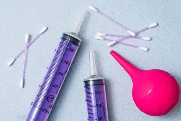 Trị táo bón ở trẻ bằng việc thụt hậu môn để tạo áp lực, khiến trẻ đi ngoài dễ hơn