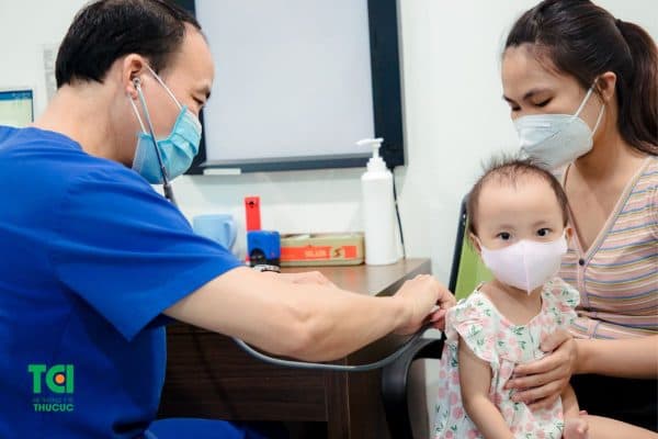 Đưa trẻ đi khám lại ngay khi thấy tình trạng táo bón không thuyên giảm hoặc có dấu hiệu bất thường