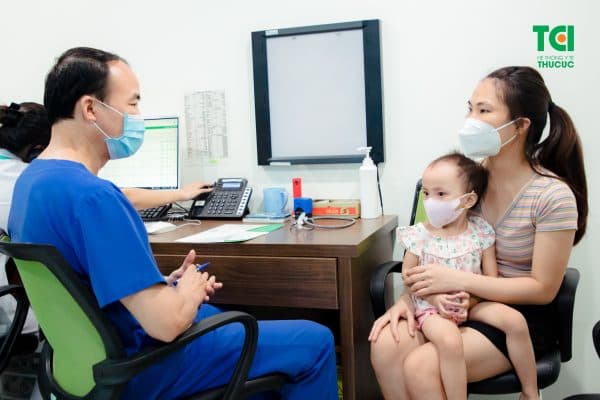 Khi nhận thấy triệu chứng thủy đậu ở trẻ, bố mẹ cần đưa con đến cơ sở y tế uy tín để các bác sĩ kiểm tra, thăm khám.