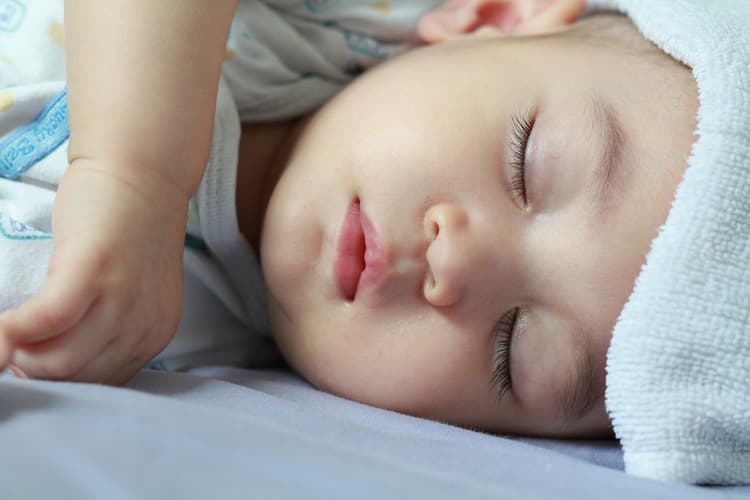 Trẻ em dưới 1 tuổi khi mắc cúm mùa thường có biểu hiện là sốt, ho kéo dài,...