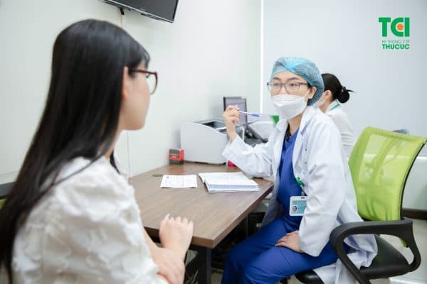 Để điều trị viêm âm đạo, các bác sĩ sẽ dựa vào nguyên nhân bệnh và tình trạng hiện tại của người bệnh để hướng dẫn phương pháp phù hợp