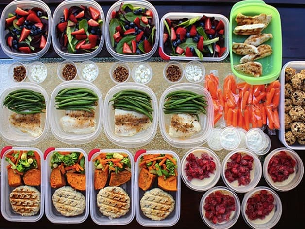 Mọi người nên chia nhỏ bữa ăn để giảm áp lực lên dạ dày