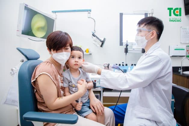 Thăm khám viêm tai giữa cấp phòng tránh biến chứng