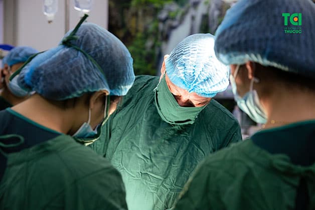 Bác sĩ Nguyễn Văn Hà - Phó Giám đốc Bệnh viện ĐKQT Thu Cúc TCI, Trưởng khoa Phụ Sản thực hiện ca sinh cho thai phụ Phạm Ngọc Dung gặp tình trạng vỡ ối sớm, thai ngôi ngược