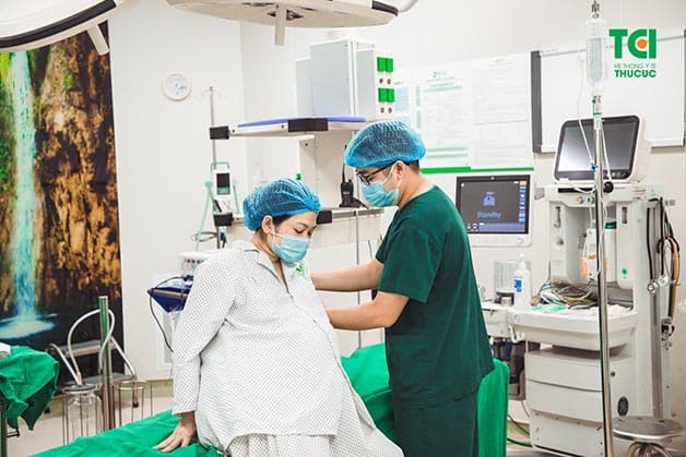 Thai phụ Vũ Thị Hương Chi được ekip Sản Thu Cúc TCI hỗ trợ trước khi sinh mổ