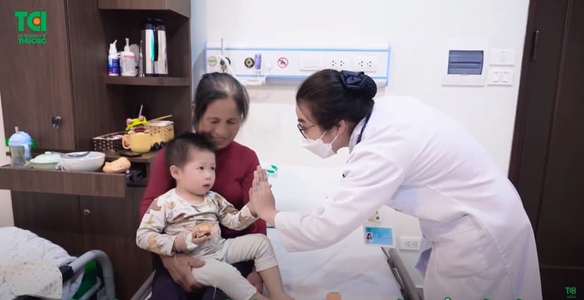 Khi bé ốm nằm viện mà mẹ vẫn phải đi làm thì phải làm sao?