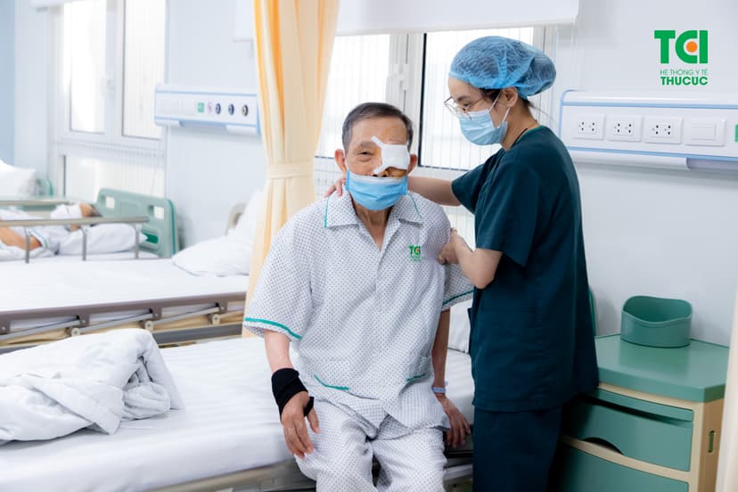 Cụ ông 84 tuổi sáng mắt trở lại sau khi Mổ Phaco