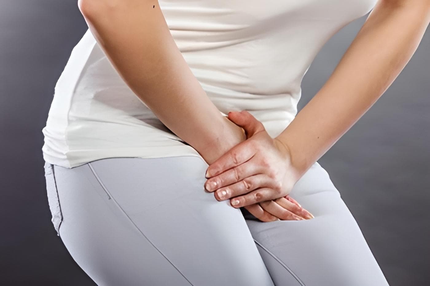 Khi bị nhiễm trùng roi âm đạo, chị em sẽ có những triệu chứng: ra khí hư nhiều, âm đạo ngứa, sưng đỏ, viêm tấy,...