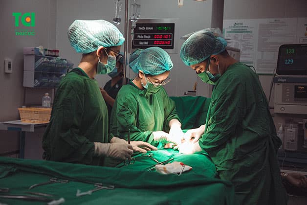 Trong quá trình sinh, thai phụ có thể bị mất máu nhiều, khiến sau sinh quá trình co hồi của tử cung bị hạn chế, dẫn tới bế sản dịch 