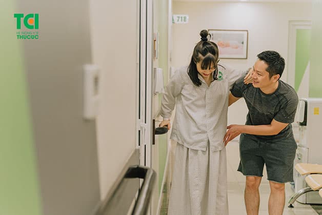 Sản phụ cần vận động thường xuyên để hỗ trợ tử cung phục hồi, giúp máu lưu thông và tránh tình trạng bế sản dịch sau mổ đẻ 