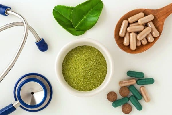 Điều trị bệnh cho trẻ bằng một số loại thuốc kháng sinh, giảm đau, hạ sốt…