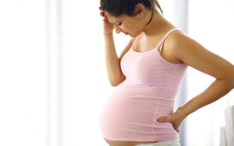 Bị u xơ khi mang thai ở tam cá nguyệt thứ 2 sẽ khiến mẹ gặp nhiều cảm giác đau ở vùng bụng, làm tăng nguy cơ sảy thai