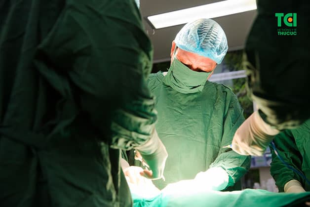 Với những u xơ tử cung lớn, khiến chị em gặp khó khăn, bất tiện trong sinh hoạt, cuộc sống, thực hiện phẫu thuật là cần thiết