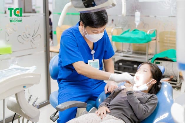 Đến gặp bác sĩ để được chăm sóc răng ê buốt tốt hơn.