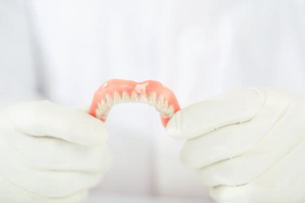 Những điều cần lưu ý khi chăm sóc răng giả.