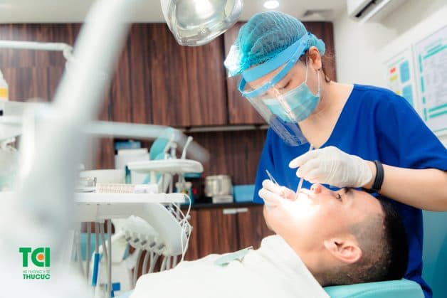 Tái khám với bác sĩ để chăm sóc răng giả toàn diện hơn.