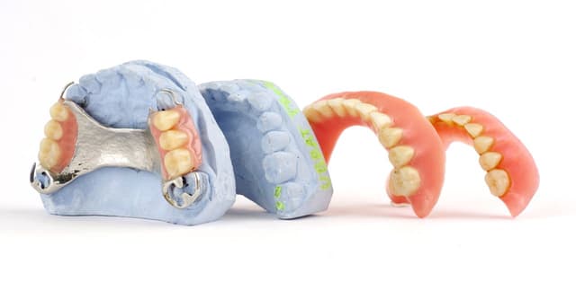 Những lưu ý khi chăm sóc răng giả cần biết!