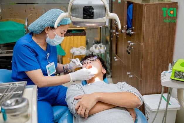 Nguyên nhân khiến chân răng bị sưng mủ. 