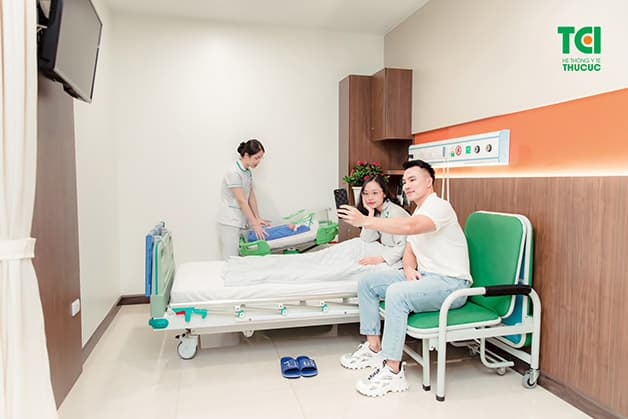 Ngoài những giấy tờ cần thiết như hộ khẩu, căn cước công dân, sổ theo dõi thai sản, bảo hiểm y tế, các mẹ cần phải chuẩn bị đồ đạc, vật dụng cá nhân trong những ngày lưu viện sau sinh