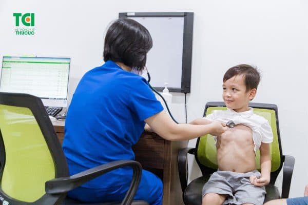 Chủ động đưa trẻ đi khám sức khỏe và tiêm chủng để phòng ngừa mắc bệnh