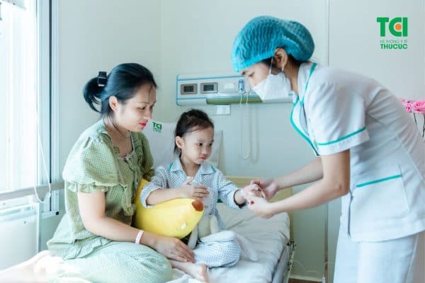 Bác sĩ chỉ định điều trị đau mắt đỏ ở trẻ em bằng một số loại thuốc uống, thuốc nhỏ mắt