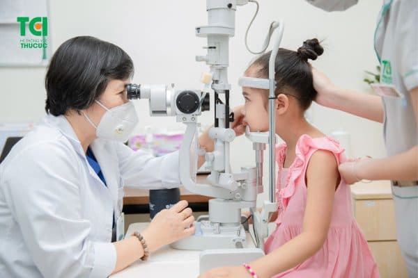 Chăm sóc trẻ đúng cách và đưa trẻ đi khám, tiêm chủng đầy đủ để phòng ngừa mắc bệnh