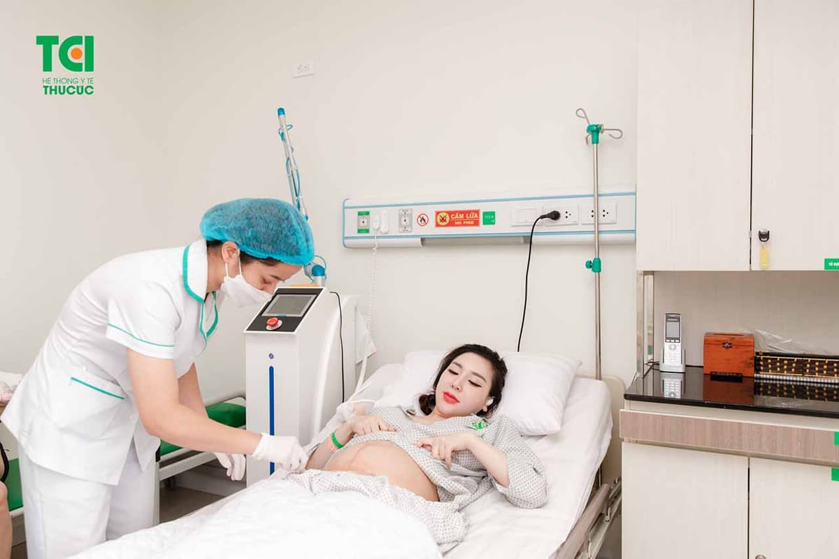 Đi đẻ mổ dị ứng chỉ tự tiêu phải làm sao?