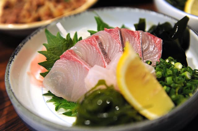 Mẹ tuyệt đối không ăn cá sống bởi cá vẫn còn nhiều ký sinh trùng có thể gây nguy hiểm