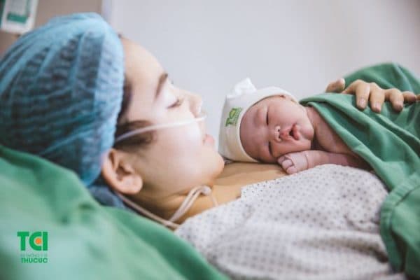 Khoảnh khắc da kề da của mẹ và con yêu sau quá trình vượt cạn