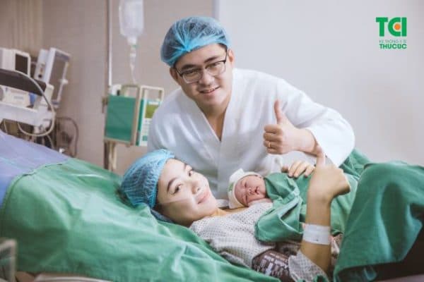 Ba mẹ rạng rỡ khi đón được con yêu