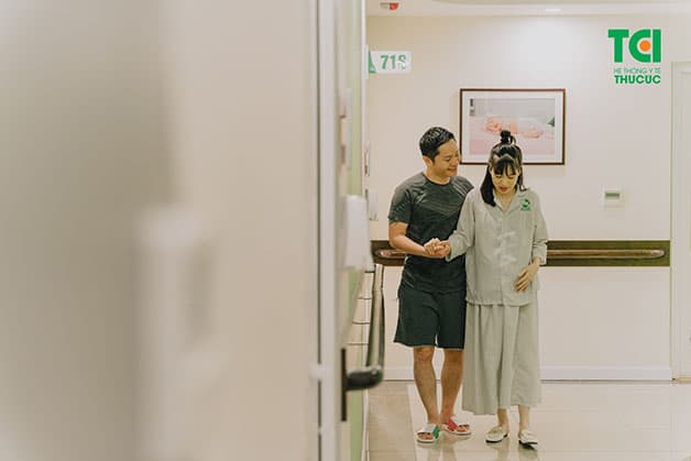 Sản phụ đẻ thường xong có nên đi lại? Các mẹ có thể đi lại nhẹ nhàng, từng chút một để cơ thể chóng phục hồi, ổn định hơn