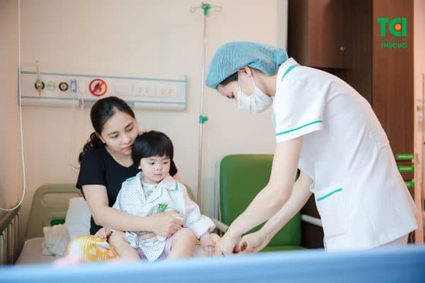 Điều trị tiêu chảy cấp ở trẻ em bằng việc sử dụng thuốc, bù nước điện giải theo chỉ định của bác sĩ