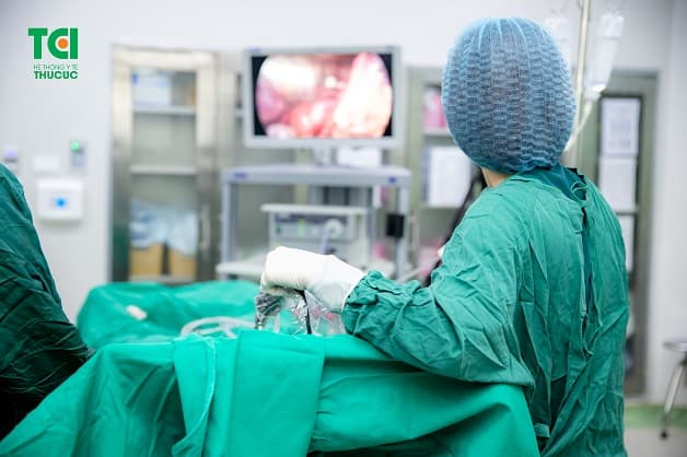 Cũng giống như các dạng u nang buồng trứng khác, khối u này có thể gây ra biến chứng và cần làm phẫu thuật để loại bỏ