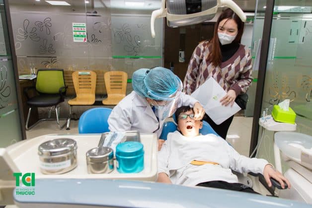 Hàn răng trẻ em kịp thời điều trị sâu răng. 