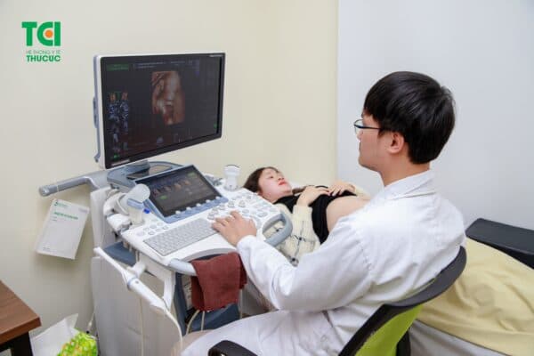 Thai nhi 3 tháng giữa thay đổi nhiều về thể chất và cả phản xạ