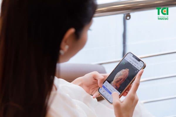 Bụng của người mẹ đã dần to lên trong quá trình mang thai