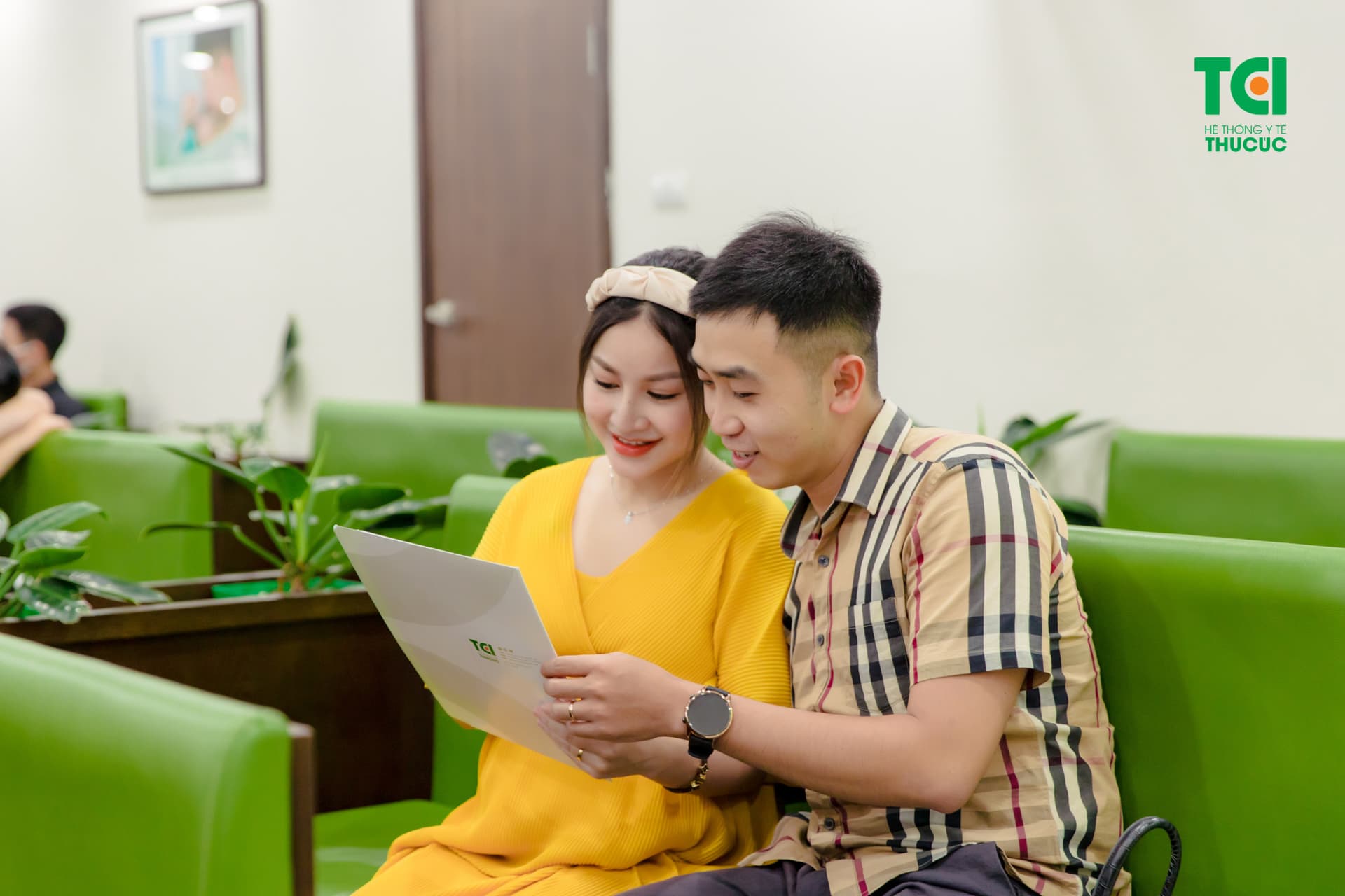 Mẹ nên ghi chú lại những mốc khám thai quan trọng và lịch hẹn khám của bác sĩ để đi khám đúng lịch