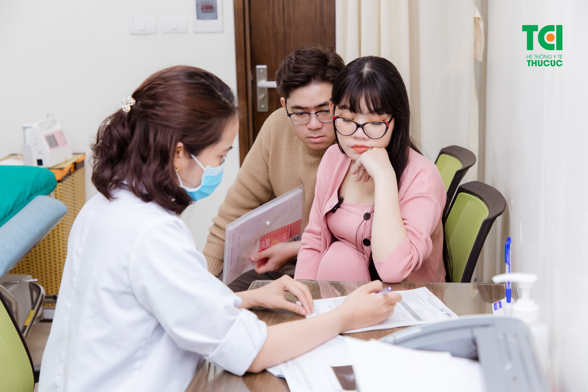 Tuân thủ lịch khám cho bà bầu giúp mẹ phát hiện sớm bất thường trong thai kỳ và được can thiệp kịp thời