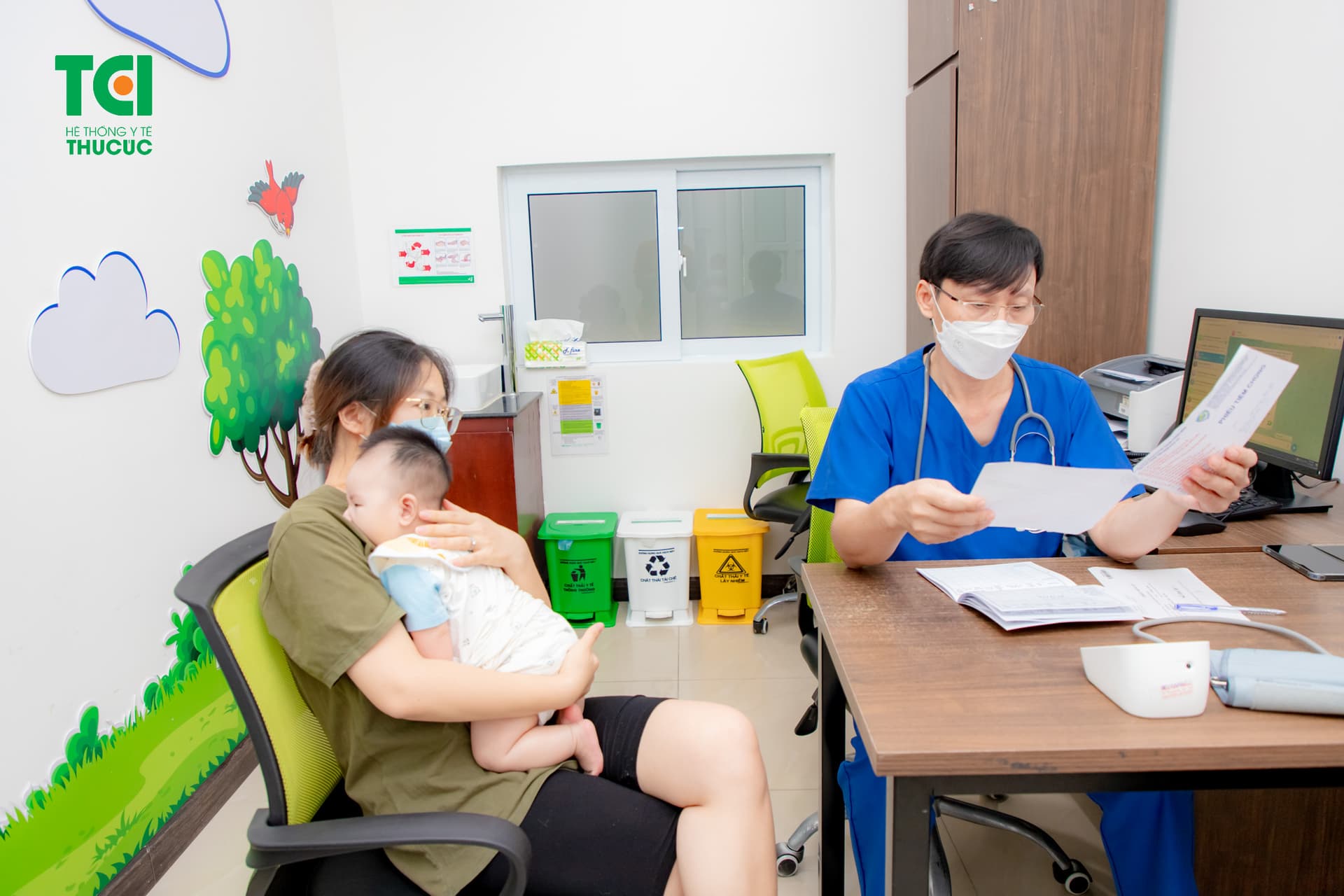 Sau tiêm bố mẹ cần cho trẻ ở lại trung tâm tiêm chủng để theo dõi sức khỏe trong vòng 30 phút