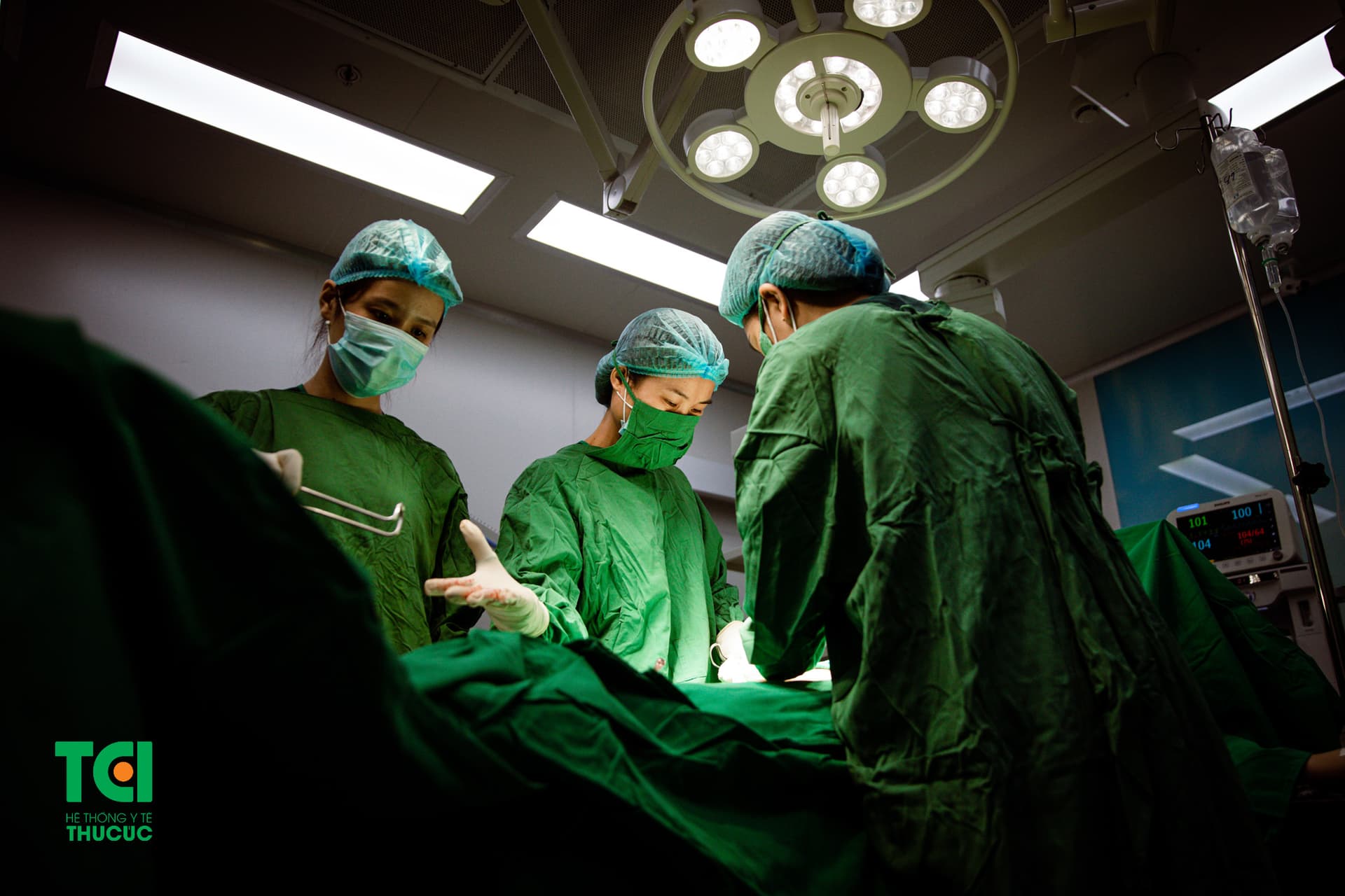 Ekip Bác sĩ Nguyễn Thị Minh Đức tiến hành mổ đẻ cho chị  tiến hành mổ đẻ
