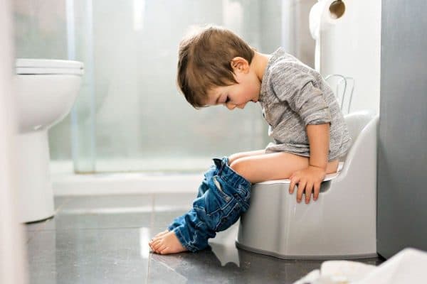 Trẻ mắc bệnh thường bị đi ngoài nhiều lần, đau bụng, mệt mỏi...